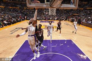 重复出现在 重复出现在